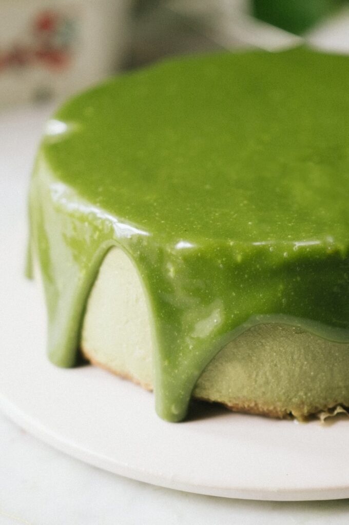 Matcha cheesecake z malinami