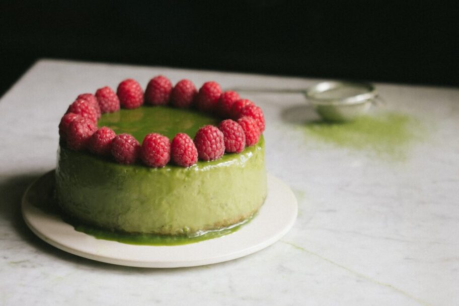 Matcha cheesecake z malinami