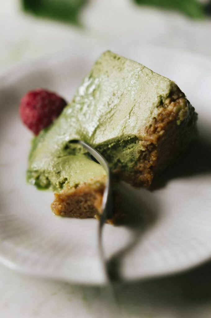 Matcha cheesecake z malinami