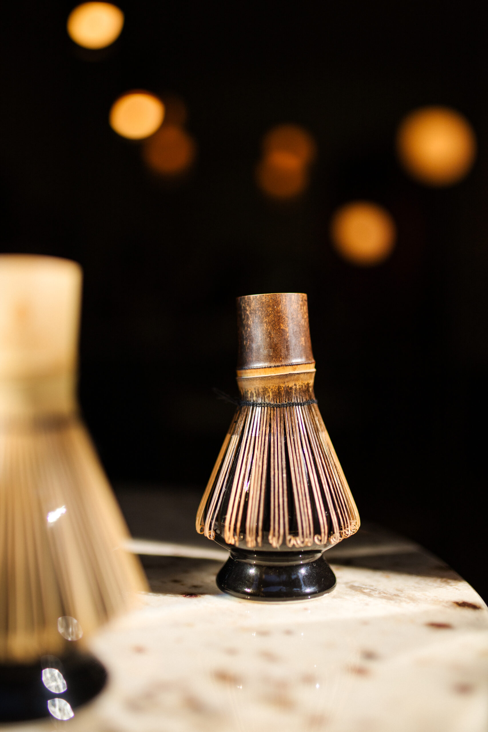 Chasen - bambusowa miotełka do matchy z ciemnego bambusa